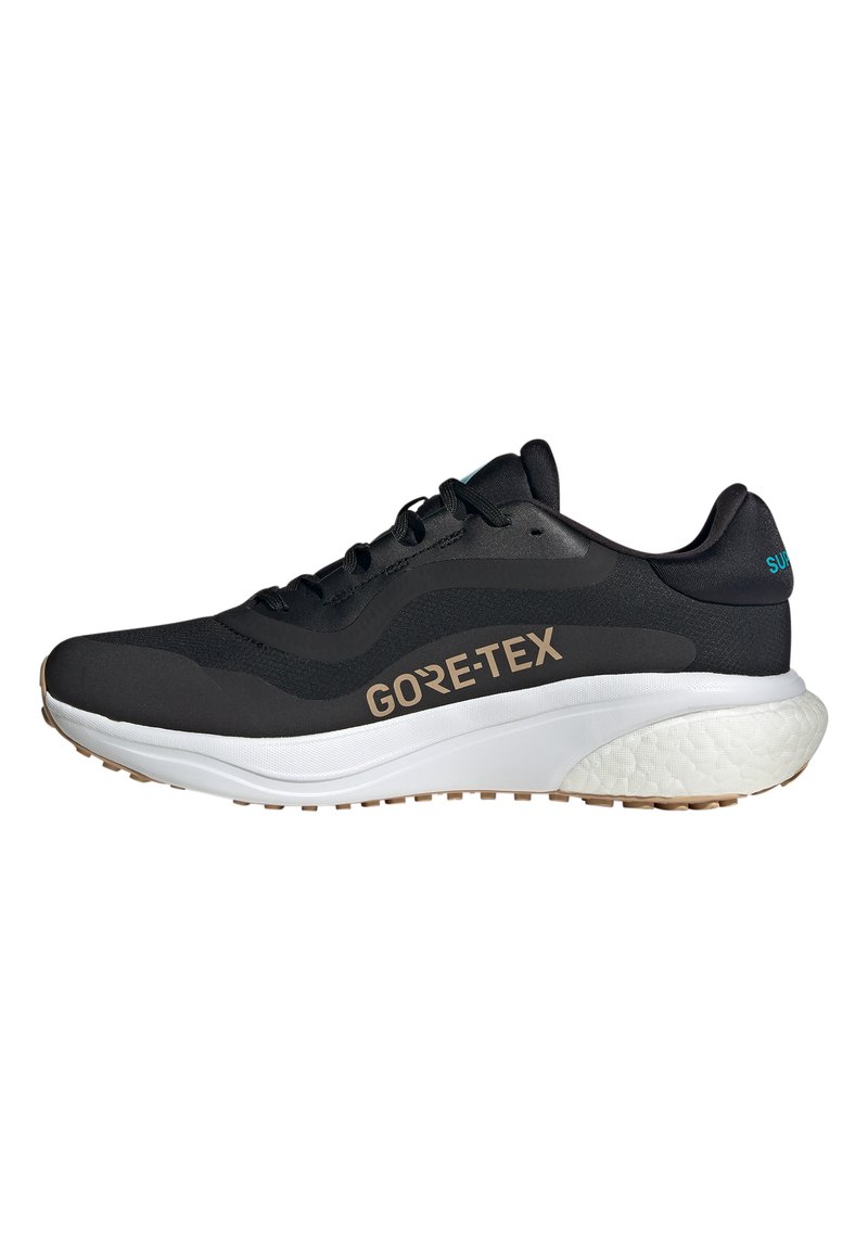 Czarne buty do biegania z materiału Gore-Tex z teksturowaną cholewką, biała podeszwa środkowa i jasnobrązowa podeszwa zewnętrzna; z delikatnymi akcentami marki.