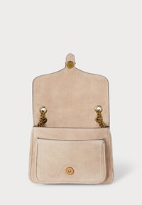 Borsa in camoscio color beige chiaro con pattella arrotondata, hardware in oro e tasca frontale. Interno foderato con una texture morbida abbinata.