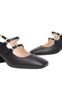 Scarpe col tacco nere con punta affilata, realizzate in materiale liscio, con due cinturini alla caviglia con fibbie argentate e lati aperti.
