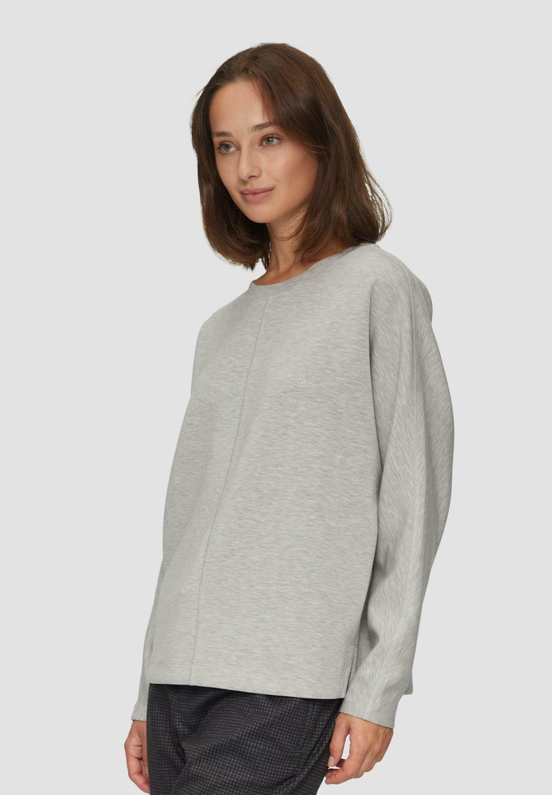Lichtgrijze lange mouwen sweatshirt met een ronde halslijn en verlaagde schouders. Heeft een rechte snit en een zachte, gestructureerde stof.