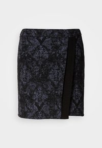 Mini-jupe texturée noire et bleu foncé avec un panneau avant superposé et une ceinture droite.