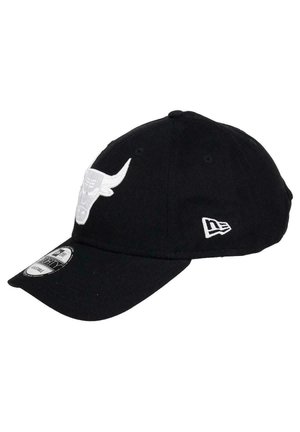 Schwarze Baseballmütze aus Baumwolle, mit einem weißen gestickten Stier-Logo auf der Vorderseite und einem kleinen weißen Logo an der Seite.