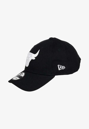 Schwarze Baseballmütze aus Baumwolle, mit einem weißen gestickten Stier-Logo auf der Vorderseite und einem kleinen weißen Logo an der Seite.