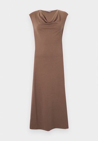 Καφέ φόρεμα χωρίς μανίκια μέχρι τον αστράγαλο με draped λαιμόκοψη και ίσια σιλουέτα, παρουσιασμένο σε απλό ανοιχτό φόντο.