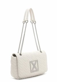 Borsa a tracolla bianca trapuntata con catena argentata e un'accoccia quadrata metallica. Materiale morbido con motivo a spina di pesce. Forma rettangolare.