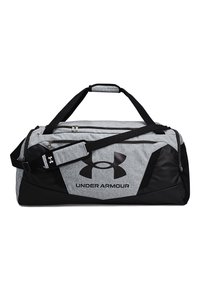 Sac de sport gris et noir, fabriqué en tissu durable, arborant un grand logo Under Armour, plusieurs poches zippées et une bandoulière réglable.