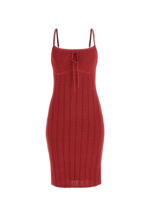 Vestido de punto rojo con tirantes finos, que presenta una silueta ajustada, textura acanalada y un detalle de lazo en la parte frontal.