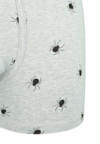 Szare bokserki wykonane z miękkiej bawełny, z powtarzającym się czarnym wzorem pająków, z elastycznym ściągaczem w pasie i przeszytymi brzegami.