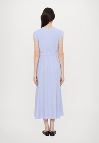 Rochie midi de lavandă deschisă, cu mânecă scurtă, talie strânsă și o textură subtilă. Include un fermoar la spate și un tiv lejer.