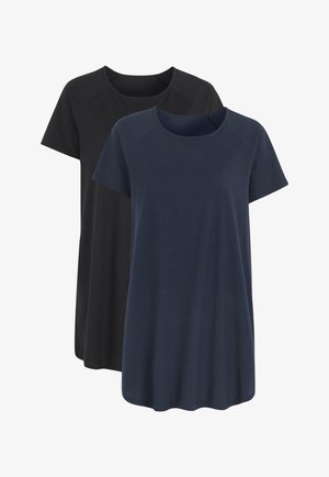 Zwei kurzärmelige T-Shirts, eines schwarz und eines marineblau, aus weicher Baumwolle. Beide haben einen runden Halsausschnitt und ein geschwungenes Saumdesign.