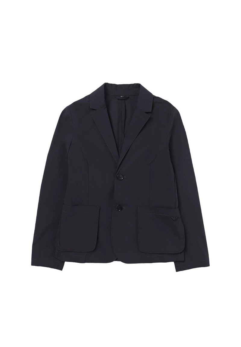 Blazer navy in tessuto liscio, con colletto a punta, due tasche frontali e chiusura con bottoni davanti. Design semplice.