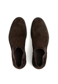 Brązowe zamszowe buty typu slip-on z elastycznymi bocznymi panelami, zaokrąglonym toe i teksturowaną górną powierzchnią, z czarną gumową podeszwą.