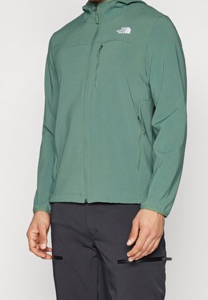 Giacca leggera con zip in verde tenue, dotata di cappuccio, texture liscia, polsini elasticizzati e logo sul lato sinistro del petto. Include tasche laterali con zip.