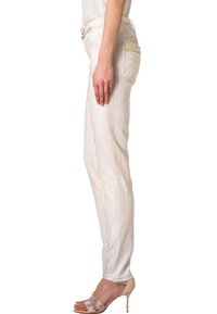 Ljust beige jeans med en smal passform och subtila vertikala sömnadsdetaljer. Matchat med beige klackar med remmar. Minimalistisk design, avslappnad stil.