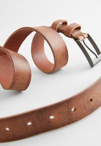 Cinturón de cuero marrón con un acabado texturizado, que presenta un diseño curvado, hebilla de metal y múltiples agujeros para ajuste.