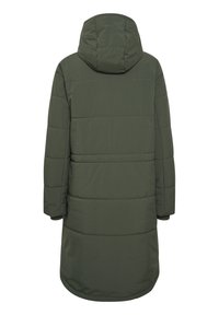 Lång pufferjacka i mörk olivgrön, med huva och ett quiltat mönster med synliga sömmar för isolering.