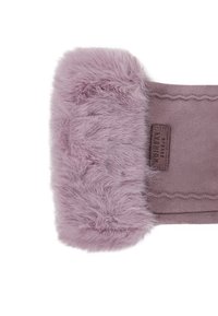 Prodotto in suede viola con un accento di pelliccia lavanda soffice e testurizzata sulla parte superiore. Presenta un dettaglio cucito e un'etichetta piccola sul lato.