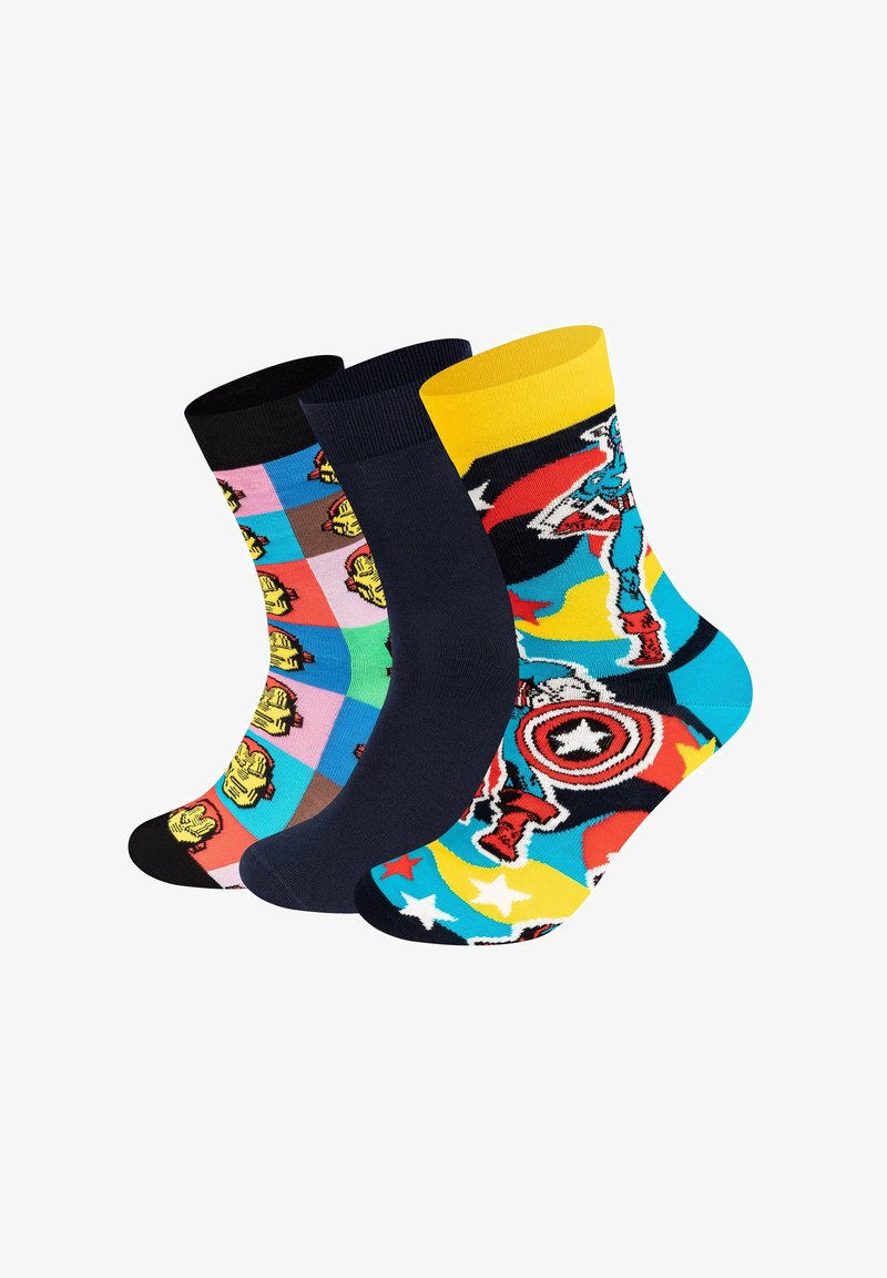 Tři páry ponožek: jedny s multikolórovým vzorem superhrdiny, jedny v námořnické modři a další s žlutým vrškem a živou grafikou.