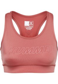 Biustonosz sportowy w kolorze koralowo-różowym, wykonany z gładkiego materiału. Posiada szeroką konstrukcję pleców w stylu racerback oraz duże białe logo "HUMMEL" na froncie.