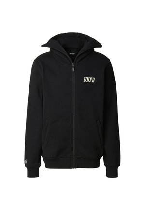 Sudadera con capucha negra con cremallera, cuello alto, bolsillos frontales, puños acanalados y "UNFR" bordado en el pecho izquierdo.