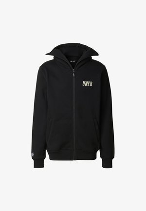 Sudadera con capucha negra con cremallera, cuello alto, bolsillos frontales, puños acanalados y "UNFR" bordado en el pecho izquierdo.