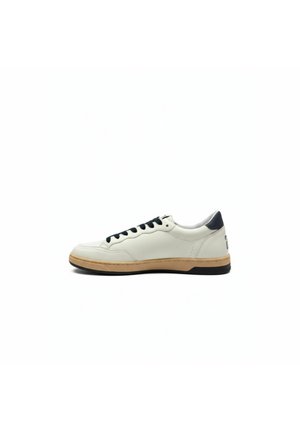 Sneaker basso bianco con lacci neri, intersuola beige e suola nera, mostrato dal lato esterno su sfondo bianco.