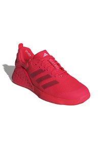 Scarpa da corsa rossa con tomaia in mesh, sovrapposizioni testurizzate, tre strisce nere e un'evidente marcatura "HEAT.RDY". Suola in gomma a densità doppia.