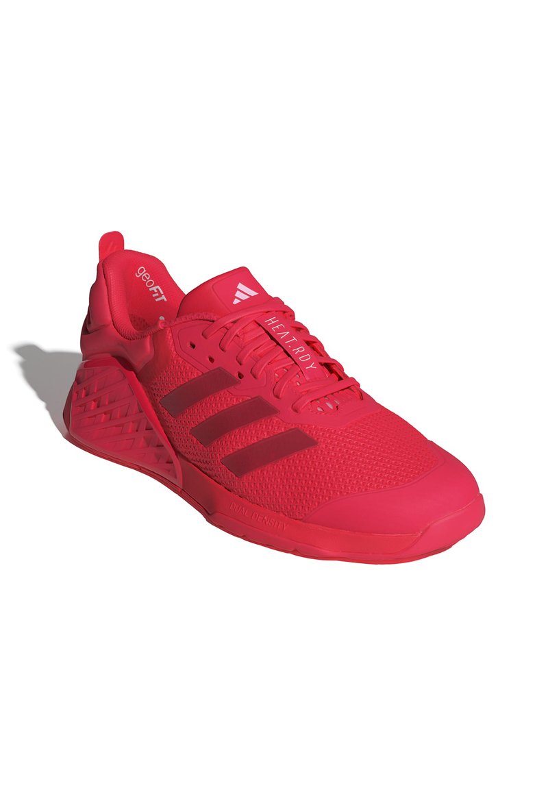 Czerwony but sportowy z siateczkową cholewką, teksturowanymi nakładkami, trzema czarnymi paskami oraz wyraźnym logo "HEAT.RDY". Podeszwa z gumy o podwójnej gęstości.