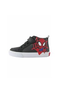 Zwarte hoge sneakers met een rode Spider-Man grafiek, witte zool en klittenbandsluiting voor een stevige pasvorm. Soepele textuur met een opvallend ontwerp.
