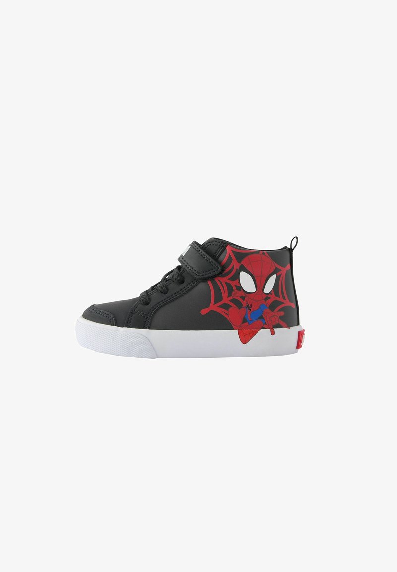 Schwarze High-Top-Sneaker mit einem roten Spider-Man-Design, weißer Sohle und Klettverschluss für einen sicheren Sitz. Glatte Textur mit herausragendem Design.