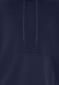 Felpa blu navy con tasca frontale, cappuccio con cordino e texture morbida e liscia. Presenta cuciture rinforzate lungo i bordi.