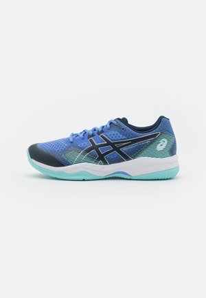 Basket de sport bleue et turquoise avec logo noir, tige en mesh, semelle amortie et lacets, vue de côté sur fond blanc.