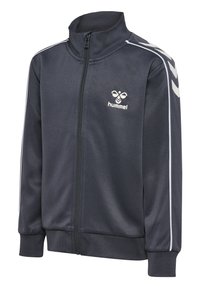 Zwarte zip-up jas van glad materiaal, met witte zijstrepen en een logo op de borst. Hoge kraag en aansluitende manchetten ronden het ontwerp af.