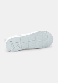 Suola di sneaker bianca con una superficie in gomma testurizzata, caratterizzata da un motivo a griglia, logo e una piccola linguetta sul tallone. Design pulito e minimalista.
