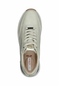 Sneaker beige clair avec une tige en cuir lisse, bout rond et design à lacets. Doté d'une semelle intérieure en mousse douce et d'un subtil emblème de la marque sur le côté.