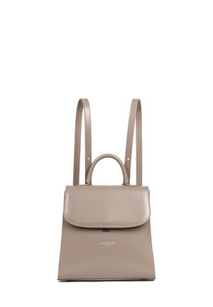 Zaino in pelle beige con un design strutturato, patta superiore piatta, manico superiore e spallacci regolabili. Presenta un logo sulla parte frontale.