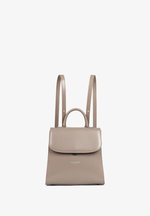 Sac à dos en cuir beige au design structuré, avec un rabat supérieur plat, une poignée supérieure et des bretelles ajustables. Présente un logo à l'avant.