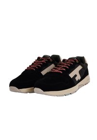 Schwarze Wildledersneaker mit einem cremefarbigen Seitenlogo, burgunderfarbenen Schnürsenkeln und einem strukturierten Design. Besitzen eine hellfarbige Gummisohle.