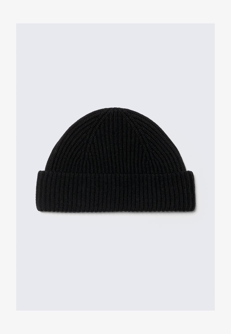 Bonnet noir tricoté avec une texture côtelée, doté d'un revers replié. Forme simple et arrondie, adaptée à différentes tailles de tête.