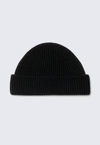 Gorro de punto negro con textura acanalada, que presenta un puño vuelto. Forma sencilla y redondeada adecuada para varias tallas de cabeza.