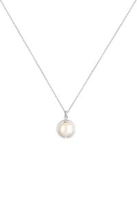 Sølv halskæde med en rund, cremede perle vedhæng sat i en cirkulær, minimalistisk metalramme. Justerbar kædelængde.
