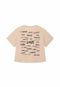 Maglietta beige con la parola "AMORE" in diverse lingue stampata in nero sulla parte posteriore. Include l'etichetta "MIRA PARIS" in basso.