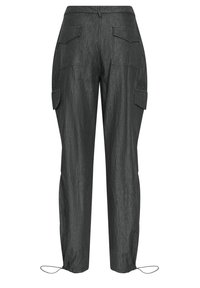 Czarne spodnie cargo z miękkiego, teksturowanego materiału, z dwoma przednimi kieszeniami i regulowanymi sznurkami u kostek.