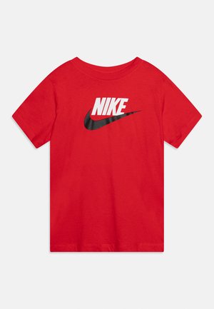 Punane lühikeste varrukatega T-särk valge "NIKE" tekstiga ja musta viirglogo keskel rinnal, ühevärvilise taustaga.