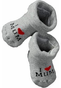 Graue Babysocken mit geripptem Bund. Mit schwarzem Text "I MUM" und einem roten Herzgrafik. Weicher Stoff mit gepunkteten rutschfesten Sohlen.