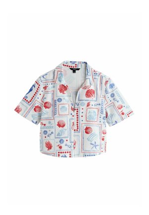 Košeľa s krátkym rukávom a gombíkmi, s potlačou červených a modrých mušlí a morské tvory na bielom pozadí.