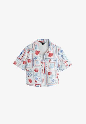 Camicia a maniche corte con bottoni, stampa di conchiglie rosse e blu e vita marina su sfondo bianco.