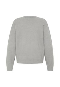 Pull en maille gris clair à manches longues avec poignets, ourlet et encolure côtelés, vu de dos sur fond blanc.