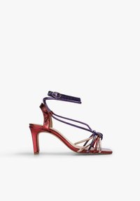 Højhælede sandaler med en rød metallisk finish, der har lilla og guld remme. Remdesign med en smal hæl og ankelspænde.