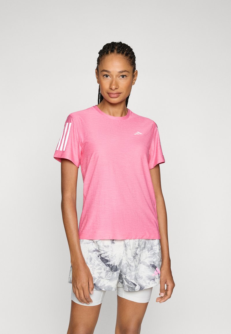 Lichtroze sportt-shirt met een ronde hals en korte mouwen, voorzien van drie witte strepen op de linkerschouder en van lichte stof.